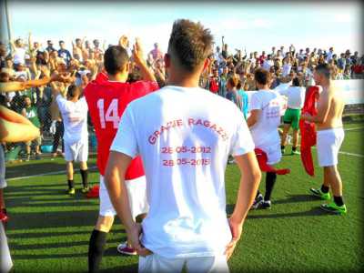 L'Ideale perde uno a zero ma i giocatori ringraziano ugualmente i loro scatenati tifosi con una maglietta celebrativa